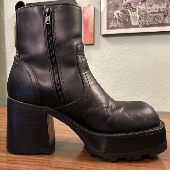 ⚡️Vintage Steve Madden Chunky Platform “SPIN” Boots⚡️ - Picture 4 of 7